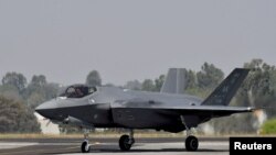 Реактивный истребитель F-35 ВВС США выруливает во время авиасалона Aero India 2023 на авиабазе Елаханка в Бангалоре, Индия, 13 февраля 2023 года.