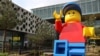 Фигурка Lego возле штаб-квартиры компании в Биллунне, Дания. REUTERS 