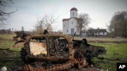 Останки российской военной техники, лежащей около церкви в пригороде Киева, Украина. ?архивное фото%