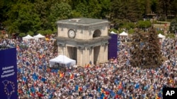 Митинг в центре столицы Молдовы, созванный президентом Майей Санду с целью продемонстрировать поддержку страны вступлению в Европейский Союз. Архивное фото. Кишинев, 21 мая 2023 года.