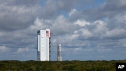 Atlas V рядом с пусковым комплексом космодрома имени Кеннеди