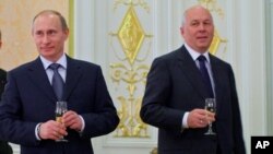 Владимир Путин и глава корпорации «Ростех» Сергей Чемезов, один из фигурантов расследования 